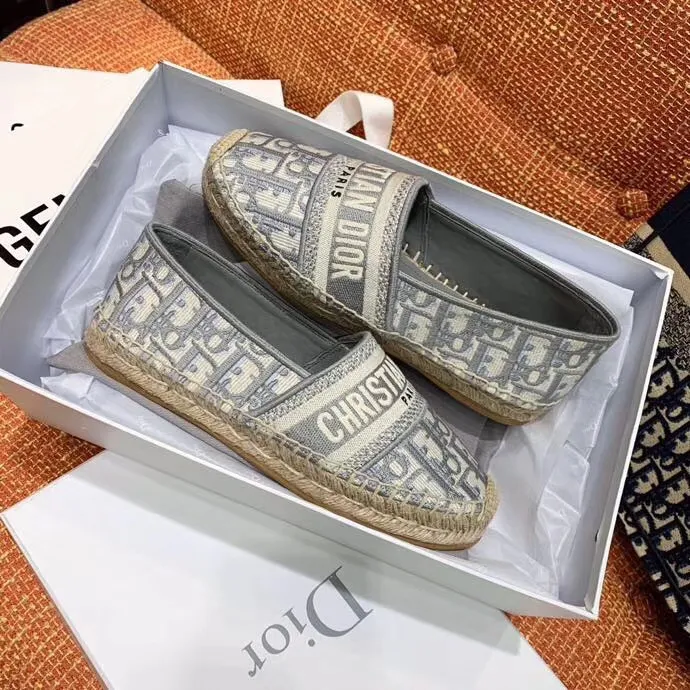 👟👟Ex-factory price 400👟👟 In 2020, new colors are coming simultaneously on the official website of the DIOR fisherman shoe series: original development, original anatomy display, exclusive outsole, you can compare as you like.  [Material] 1⃣️Sole: The only 1:1 exclusive rubber sole on the market 🌸. Fabric original embroidery. Lining: imported sheepskin, delicate and soft. [Size] 35-40.